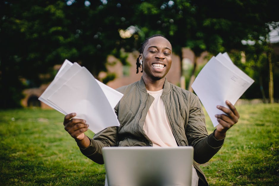 Illustration of students applying to college and receiving acceptance or rejection letters.